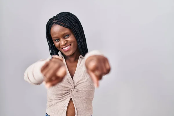 Afrikaanse Vrouw Met Vlechten Witte Achtergrond Wijzend Naar Jou Camera — Stockfoto