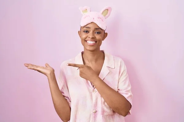 Africano Americano Mulher Vestindo Máscara Sono Pijama Espantado Sorrindo Para — Fotografia de Stock