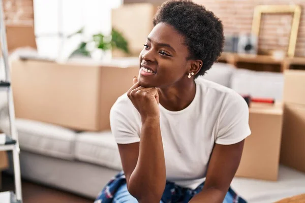 Afroamerikanerin Lächelt Selbstbewusst Auf Sofa Neuen Zuhause — Stockfoto