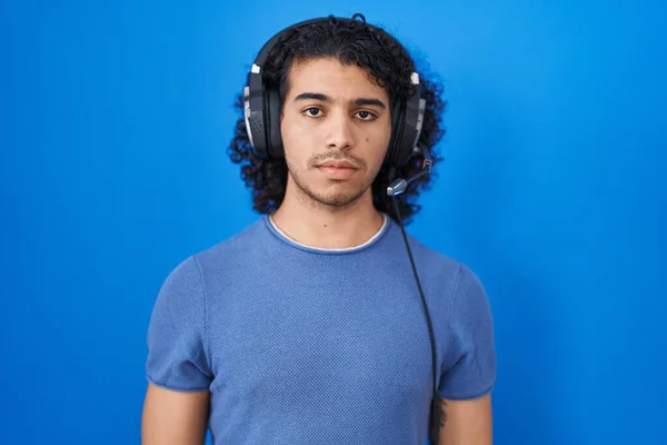 Hispanic Man Curly Hair Listening Music Using Headphones Relaxed Serious — Stock Photo, Image