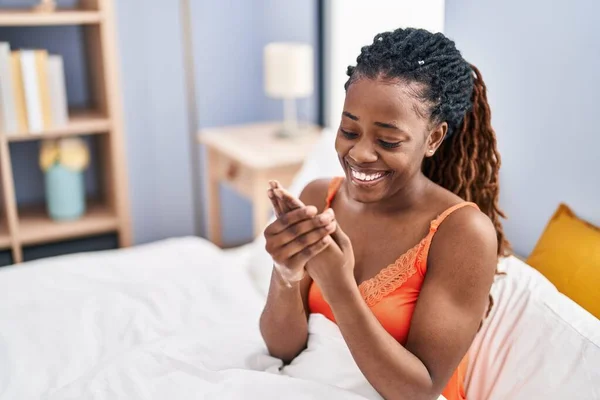 Afroamerykanka Stosując Leczenie Skóry Siedzi Łóżku Sypialni — Zdjęcie stockowe