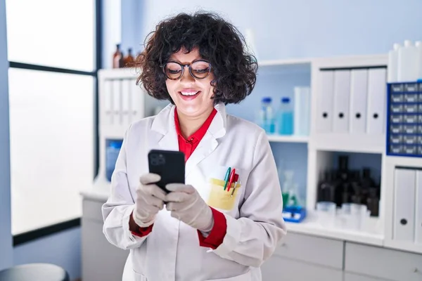 Young Beautiful Hispanic Woman Scientist Smiling Confident Using Smartphone Laboratory — Stockfoto