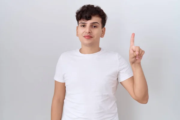 Jovem Homem Não Binário Vestindo Camisa Branca Casual Mostrando Apontando — Fotografia de Stock