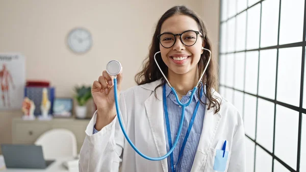 Jovem Bela Mulher Hispânica Médico Sorrindo Confiante Segurando Estetoscópio Clínica — Fotografia de Stock