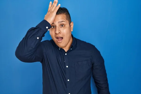 Hispanic Young Man Standing Blue Background Surprised Hand Head Mistake — Stock Photo, Image
