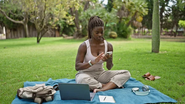 Afro Amerikaanse Vrouw Student Met Behulp Van Smartphone Zitten Vloer — Stockfoto