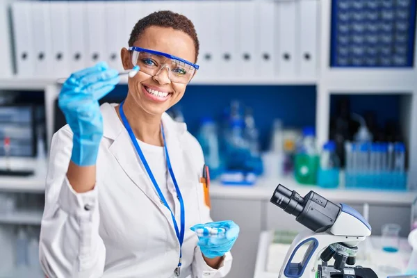 アフリカ系アメリカ人女性科学者 実験室で錠剤を保持する自信を持って微笑む — ストック写真