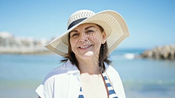Turista Hispana Mediana Edad Sonriendo Con Sombrero Verano Playa —  Fotos de Stock