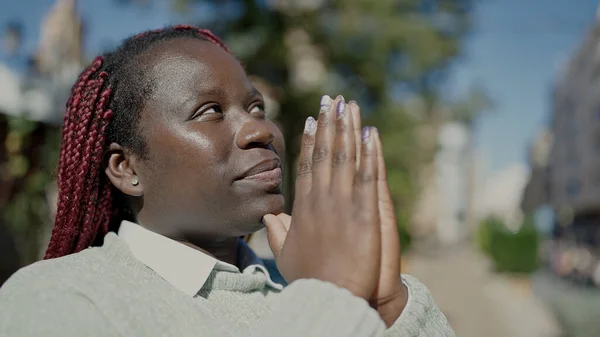 Afrikaanse Vrouw Met Gevlochten Haar Bidden Met Gesloten Ogen Straat — Stockfoto