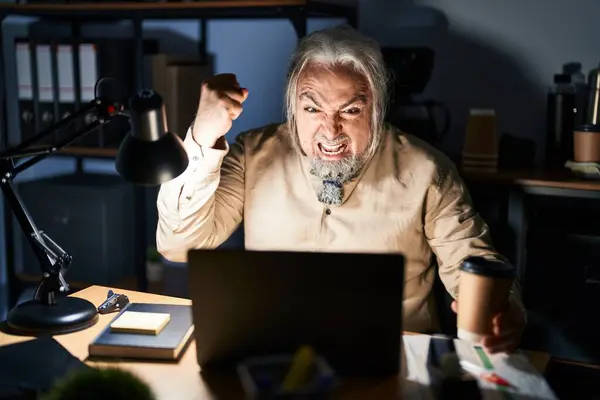 Gri Saçlı Orta Yaşlı Bir Adam Gece Ofiste Çalışıyor Kızgın — Stok fotoğraf