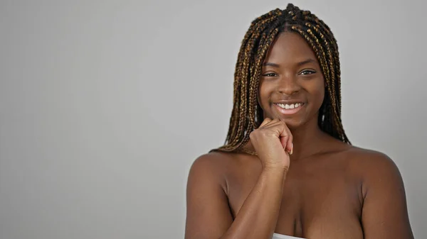 Afroamerykanka Uśmiecha Się Pewnie Dotykając Twarzy Odizolowanym Białym Tle — Zdjęcie stockowe