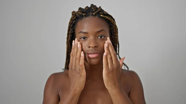 非洲裔美国妇女在孤立的白色背景上按摩黑眼圈 — 图库照片
