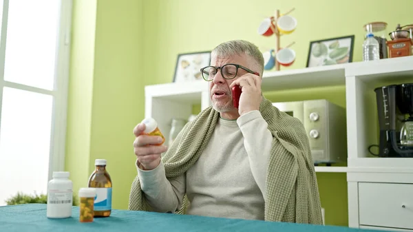 Orta Yaşlı Kır Saçlı Akıllı Telefon Kullanan Evde Akıllı Telefondan — Stok fotoğraf