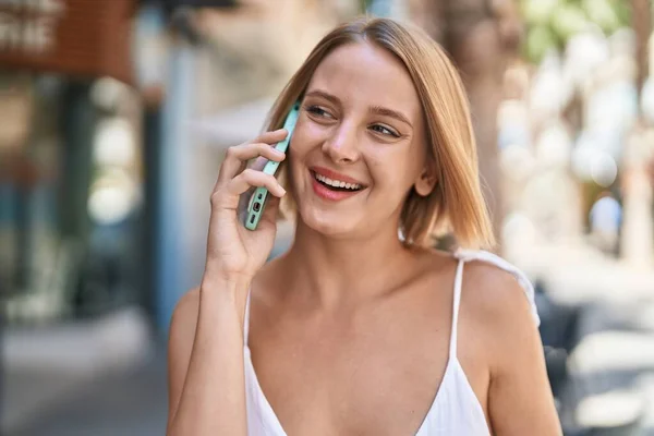 Jeune Femme Blonde Souriant Confiant Parler Sur Smartphone Rue — Photo
