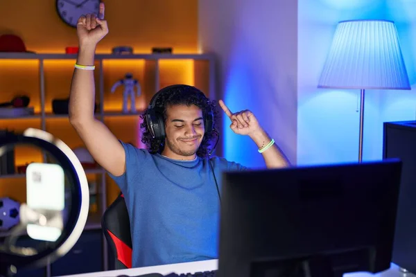 Junger Latin Man Streamer Spielt Videospiel Mit Siegerausdruck Spielothek — Stockfoto