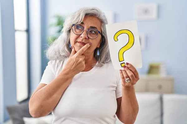 Middle Age Woman Grey Hair Holding Question Mark Serious Face — Stock Photo, Image