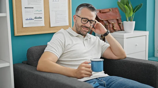Siwowłosy Pracownik Biznesu Pijący Kawę Uśmiechniętą Biurze — Zdjęcie stockowe