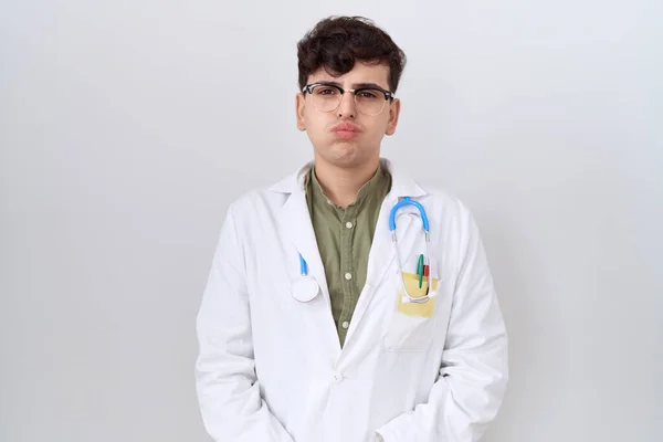 Młody Mężczyzna Mundurze Doktora Stetoskopie Nadęty Policzek Zabawną Twarzą Usta — Zdjęcie stockowe