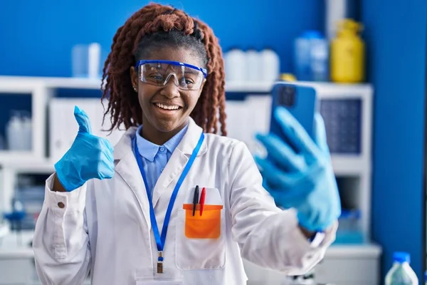 Mujer Africana Trabajando Laboratorio Científico Haciendo Videollamada Sonriendo Feliz Positiva — Foto de Stock