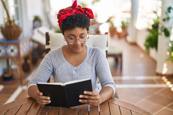 Mujer Afroamericana Leyendo Libro Sentado Mesa Casa Terraza —  Fotos de Stock