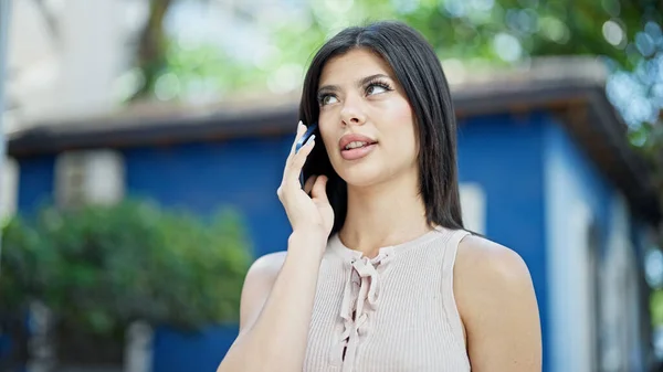 Mujer Joven Caucásica Hablando Smartphone Con Expresión Seria Calle — Foto de Stock