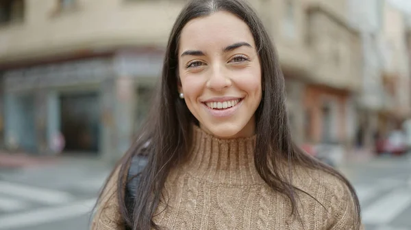 Joven Hermosa Mujer Hispana Sonriendo Confiada Pie Calle — Foto de Stock
