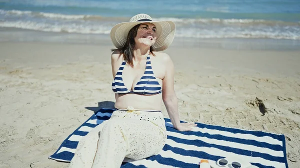 Middle Age Hispanic Woman Tourist Sunbathing Sitting Towel Beach — Stock Photo, Image