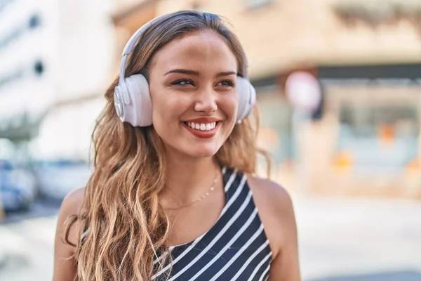 Μια Νεαρή Όμορφη Ισπανίδα Που Ακούει Μουσική Στέκεται Στο Δρόμο — Φωτογραφία Αρχείου