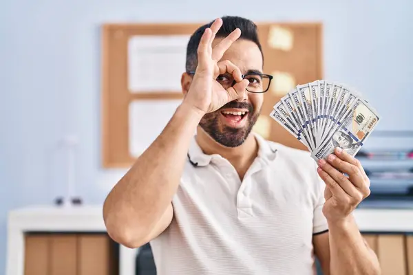 Joven Hombre Hispano Con Barba Gafas Sosteniendo Billetes Dólar Sonriendo — Foto de Stock