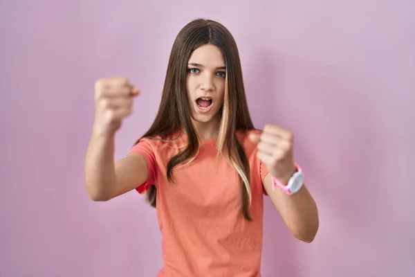 Pembe Arka Planda Kızgın Kızgın Duran Genç Kız Öfkeyle Bağırırken — Stok fotoğraf