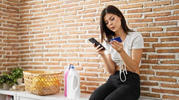Jonge Blanke Vrouw Winkelen Met Smartphone Creditcard Wachten Wasmachine Wasruimte — Stockfoto