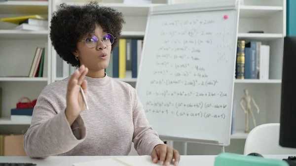 若いアフリカ系アメリカ人女性教師が大学の教室で数学の授業を教えています — ストック写真