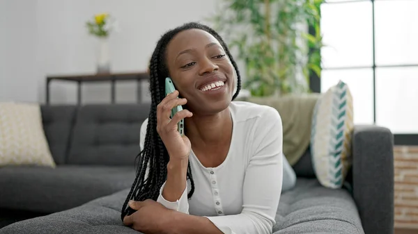 Afroamerikanerin Spricht Hause Auf Dem Sofa Liegend Auf Dem Smartphone — Stockfoto