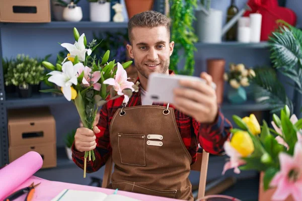 Jeune Homme Caucasien Fleuriste Faire Selfie Par Smartphone Tenant Bouquet — Photo