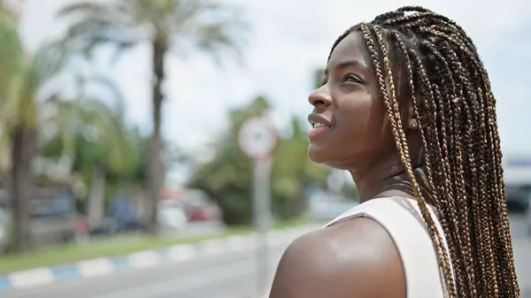 Afroamerikanerin Blickt Mit Ernstem Gesichtsausdruck Den Himmel — Stockfoto