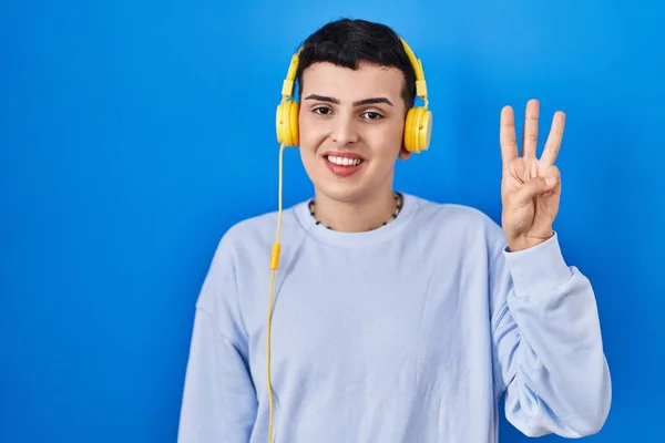 Persona Non Binaria Che Ascolta Musica Usando Cuffie Mostrando Indicando — Foto Stock