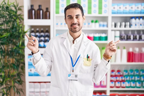 Hombre Hispano Guapo Trabajando Farmacia Sonriendo Confiado Señalando Con Los — Foto de Stock