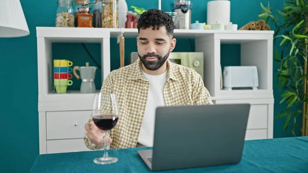 Junger Hispanischer Mann Benutzt Laptop Mit Glas Wein Esszimmer — Stockfoto