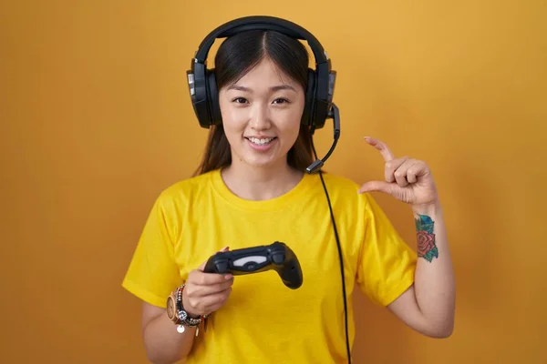Jovem Chinesa Jogando Vídeo Game Segurando Controlador Sorrindo Gestos Confiantes — Fotografia de Stock
