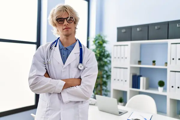 Ung Blond Man Läkare Stående Med Armarna Korsade Gest Kliniken — Stockfoto