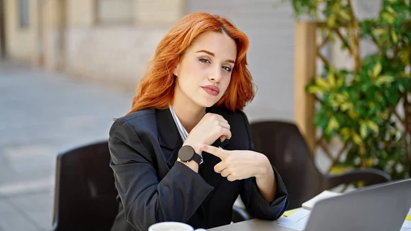 若い赤毛の女性のビジネスワーカーは コーヒーショップテラスで見ることを指す — ストック写真