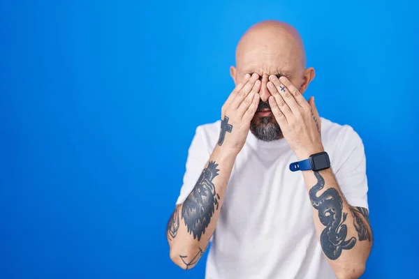 Hispanic Man Tattoos Standing Blue Background Rubbing Eyes Fatigue Headache — Photo