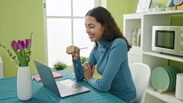 Junge Schöne Hispanische Frau Mit Laptop Sitzt Auf Dem Tisch — Stockfoto