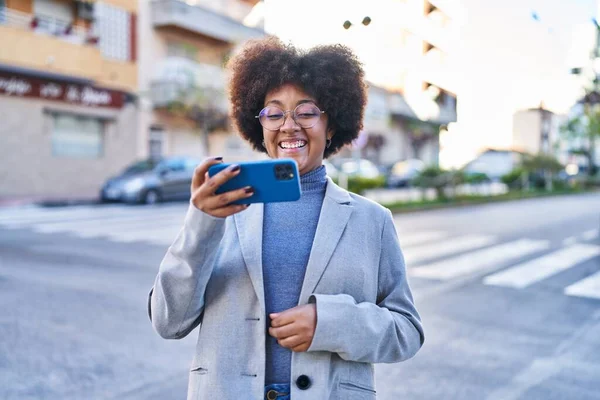 アフリカ系アメリカ人女性エグゼクティブ笑顔自信を持ってビデオ上のスマートフォンでストリート — ストック写真