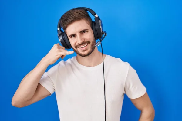 Hombre Hispano Con Barba Escuchando Música Usando Auriculares Sonriendo Haciendo — Foto de Stock