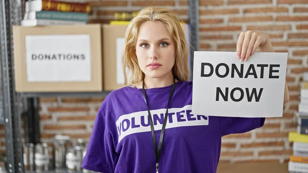 Sarışın Genç Kadın Bağış Yapmak Için Gönüllü Olarak Yardım Merkezine — Stok fotoğraf