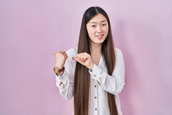 Chinês Jovem Mulher Sobre Fundo Rosa Apontando Para Costas Para — Fotografia de Stock