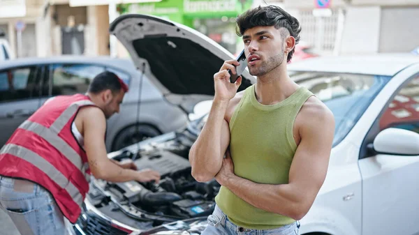 Adam Akıllı Telefondan Konuşuyor Caddede Araba Arızası Sigortası Var — Stok fotoğraf