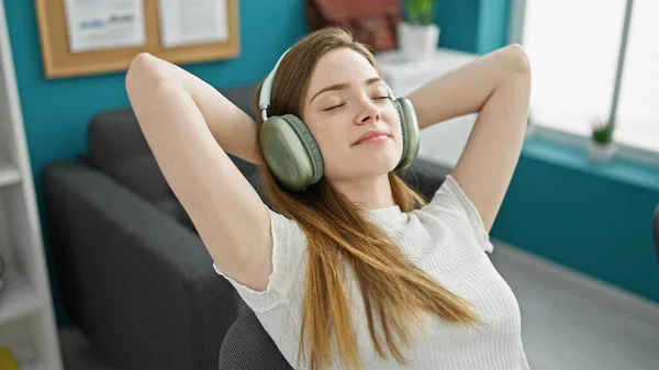 Mujer Rubia Joven Escuchando Música Relajada Silla Oficina — Foto de Stock