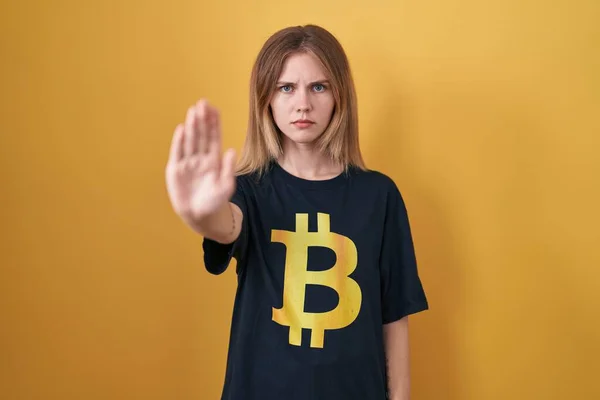Blonde Caucasian Woman Wearing Bitcoin Shirt Doing Stop Sing Palm —  Fotos de Stock